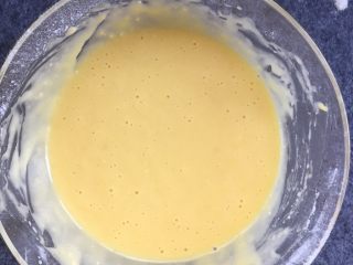大理石戚风蛋糕,用蛋抽搅拌至无干粉状态。⚠️注意不要画圈搅拌。 