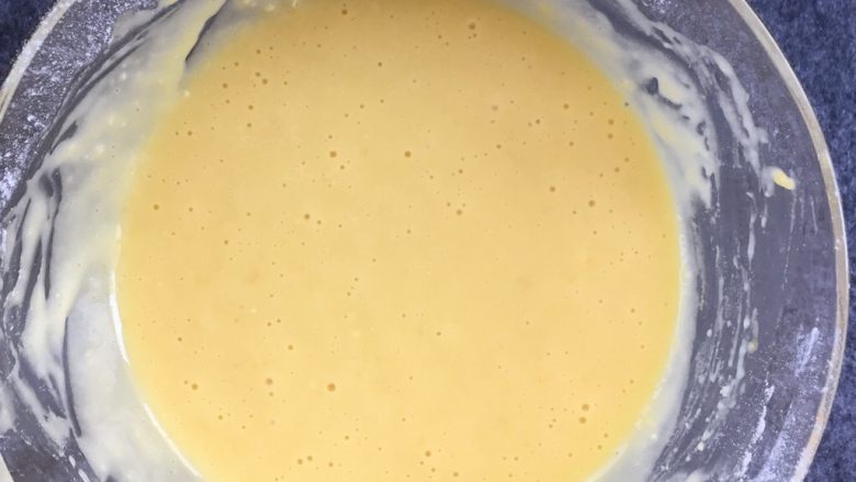 大理石戚风蛋糕,用蛋抽搅拌至无干粉状态。⚠️注意不要画圈搅拌。 