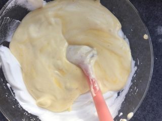 大理石戚风蛋糕,将搅拌好的蛋黄糊放入蛋白糊中，继续用炒菜的手法搅拌均匀。 