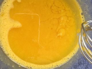 大理石戚风蛋糕,放入玉米油，继续用蛋抽搅拌均匀。