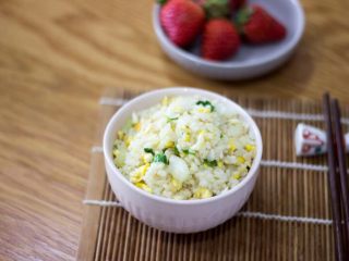 炒饭秀+家常蛋炒饭,炒好的米饭入碗就可以吃啦！