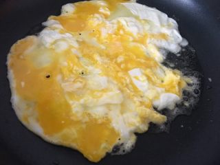 炒饭秀+家常蛋炒饭,鸡蛋凝固成型；