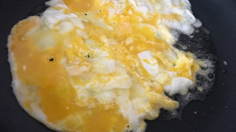 炒饭秀+家常蛋炒饭,鸡蛋凝固成型；