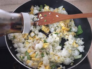 炒饭秀+家常蛋炒饭,用铲子把米粒压碎，接下来加入酱油、盐等调料，如果喜欢吃辣椒，也可以加入。喜欢颜色深一点，多加点老抽，注意控制盐的加入。