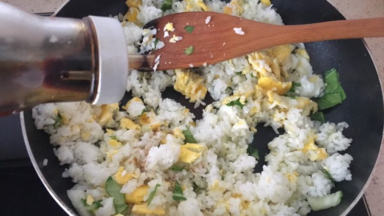 炒饭秀+家常蛋炒饭,用铲子把米粒压碎，接下来加入酱油、盐等调料，如果喜欢吃辣椒，也可以加入。喜欢颜色深一点，多加点老抽，注意控制盐的加入。