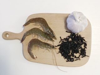 闽南茶香虾,食材准备：明虾500克 茶叶100克 蒜瓣儿2-3粒
色拉油/食盐/鸡精适量 