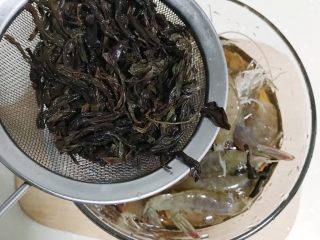 闽南茶香虾,茶叶泡好后 沥干水分 茶水不要倒掉 用来浸泡虾 （因为剪去头部会更好的入味）