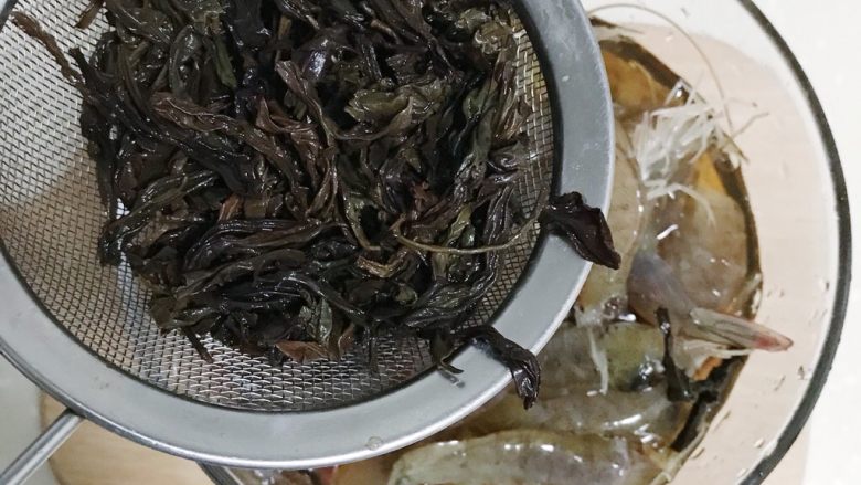 闽南茶香虾,茶叶泡好后 沥干水分 茶水不要倒掉 用来浸泡虾 （因为剪去头部会更好的入味）