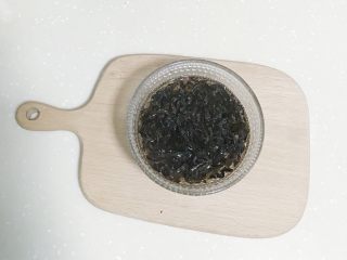 闽南茶香虾,食材处理：茶叶用温开水泡开