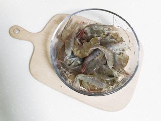 闽南茶香虾,处理好的虾装进碗里