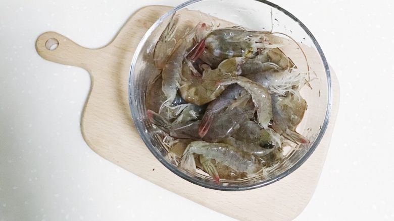 闽南茶香虾,处理好的虾装进碗里