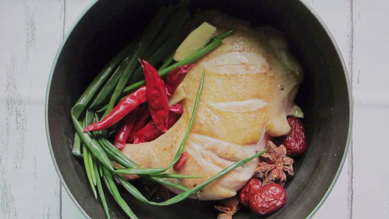 吮指鸡腿,把煎好的鸡腿放入干净的小锅内，放入香料