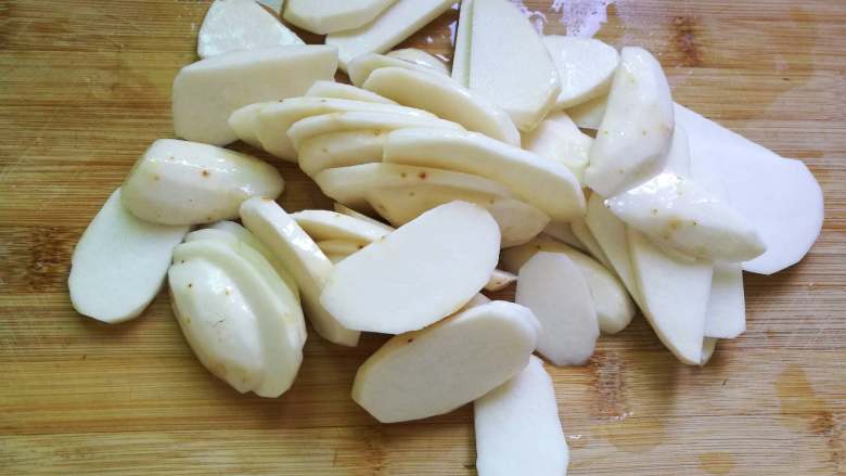 快手猪油芋艿,切成约5mm片，太厚不易熟，太薄蒸好易碎。