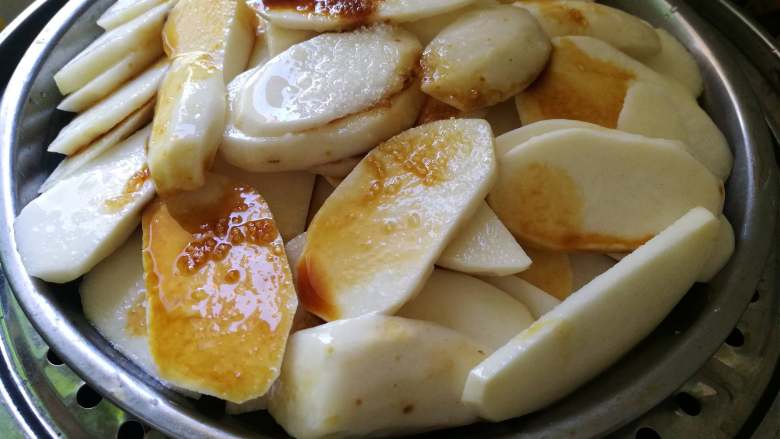 快手猪油芋艿,上锅蒸熟。（不能确定熟度，可以用筷子戳一下）。