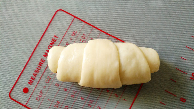 梅干菜面包卷,卷好的形状