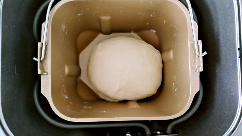 梅干菜面包卷,在面包机中发酵