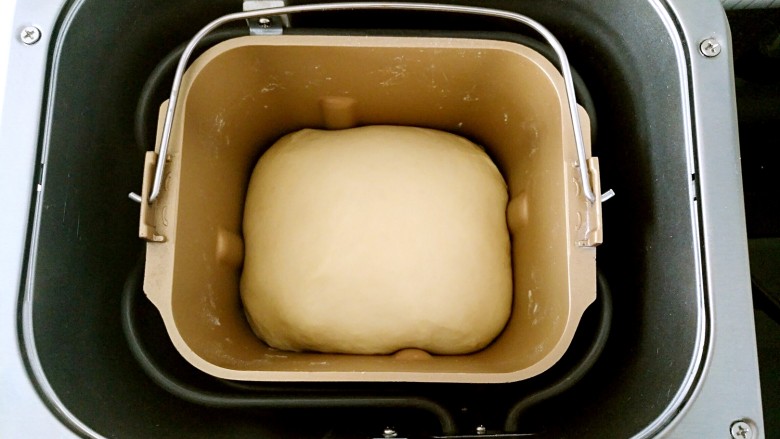 梅干菜面包卷,面团发酵至1.5倍大