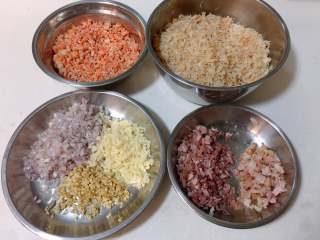 自制XO酱,海米切碎、瑶柱用刀背压散再撕成小丝，红葱头、大蒜和姜切末