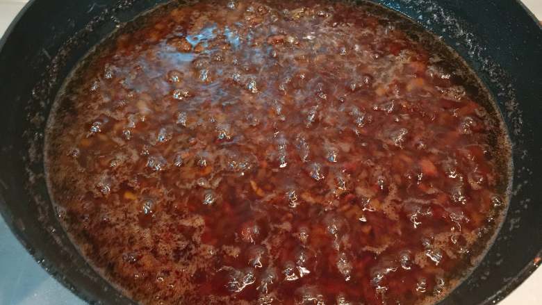 自制XO酱,继续搅拌，待到水份快收干时放入之前炒好的红葱头、姜蒜末搅拌均匀，尝一下咸淡