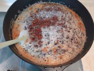 自制XO酱,最后炒至锅中冒起密集的油泡，且食材变的干香有嚼劲就完成了