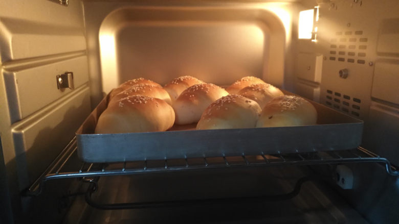 梅干菜面包卷,放入预热好的烤箱中层，上下火160度，烘烤20分钟，表面上色均匀后即可出炉，趁热抹熟油