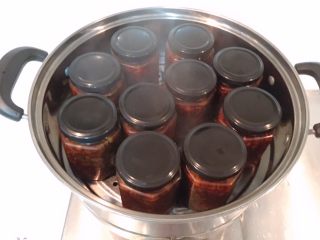 自制XO酱,做好的XO趁热装瓶，油需没过食材1公分。为了更好的密封效果，将XO酱放入蒸锅，大火蒸15分钟。
