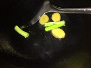 软糯栗子鸡,锅里倒入油，放入葱姜爆香。