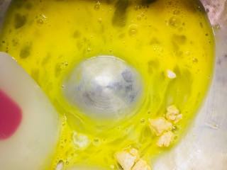 法式布里欧修,将鸡蛋打散，加糖与新鲜酵母放入厨师机中。