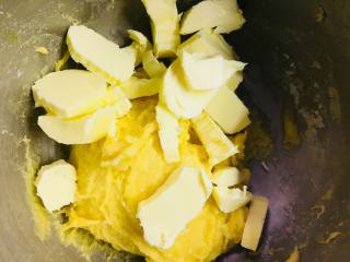 法式布里欧修,分次加入黄油，每次加完，待完全搅拌进去后，在加下一次。