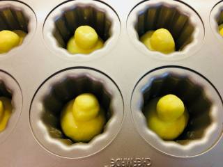 法式布里欧修,表面刷蛋液，烤箱180度15至20分钟，观察上色情况。具体温度根据烤箱调节。上色情况也要根据你选择的模具。
