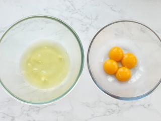 抹茶奶油蛋糕卷,取两个干净无油的容器，将蛋清和蛋黄分离开