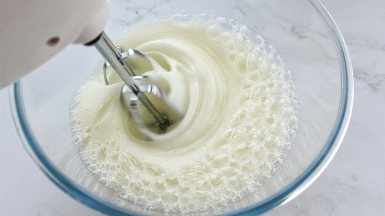 抹茶奶油蛋糕卷,将细砂糖分三次加入蛋白中，用电动打蛋器高速打发