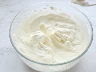 抹茶奶油蛋糕卷,淡奶油加入糖粉打发到能保持清晰纹理的状态