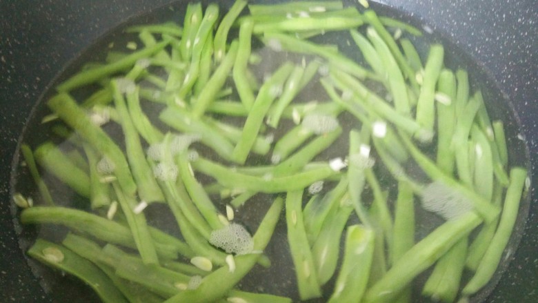 香辣豆角,放稍许盐在水里，煮软变绿