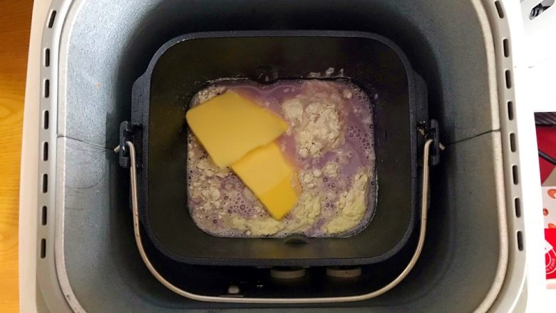 最爱面包+超级健康and美味的黑枸杞吐司（面包机版）
,将面包桶放入面包机