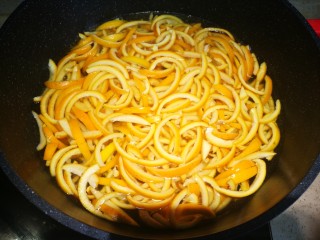 糖渍橙皮丁,橙皮丝放锅里，加水，水量基本和橙皮丝持平