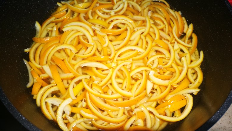 糖渍橙皮丁,橙皮丝放锅里，加水，水量基本和橙皮丝持平