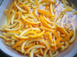 糖渍橙皮丁,关火，把橙皮丝捞出浸凉水过一下