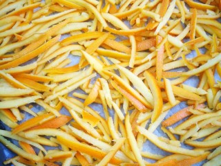 糖渍橙皮丁,把橙皮丝捞出平铺在烤盘里(烤盘垫油纸或油布)