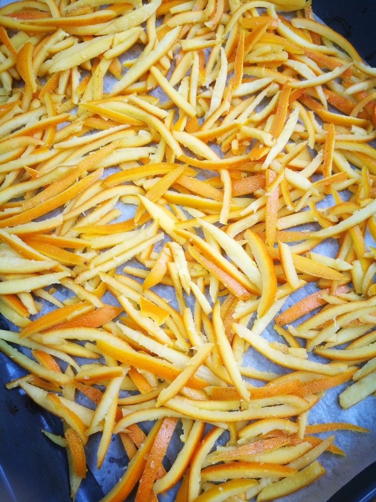 糖渍橙皮丁,把橙皮丝捞出平铺在烤盘里(烤盘垫油纸或油布)
