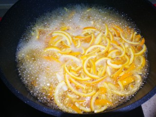 糖渍橙皮丁,大火煮沸，中小火维持煮沸状态七、八分钟