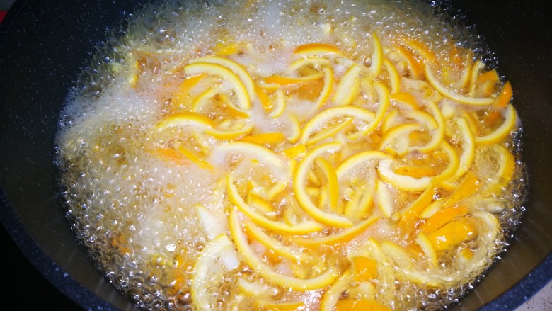糖渍橙皮丁,大火煮沸，中小火维持煮沸状态七、八分钟