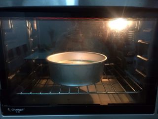 彩虹蛋糕,放进预热好的烤箱，上火90度，下火120度，下层60分钟