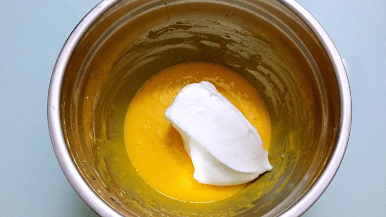 彩虹蛋糕,将三分之一蛋白霜倒入蛋黄糊拌匀
