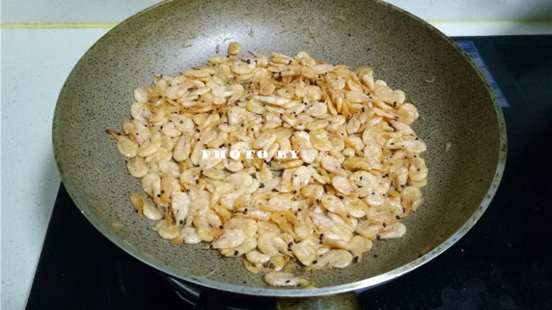 酱油磷虾,磷虾煸炒至香酥后，关火；