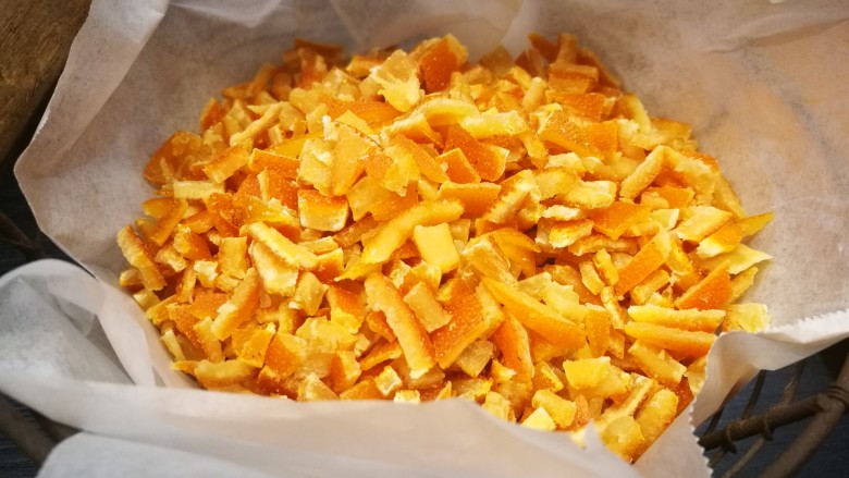 糖渍橙皮丁,用剪刀或刀切成丁，冷却后装密封罐或抽真空冰箱冷藏。