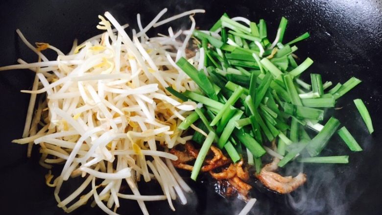 #炒饭秀# 兰白线肉丝炒饭,放入韭菜。