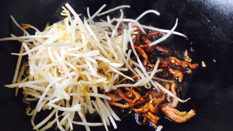 #炒饭秀# 兰白线肉丝炒饭,放入绿豆芽。