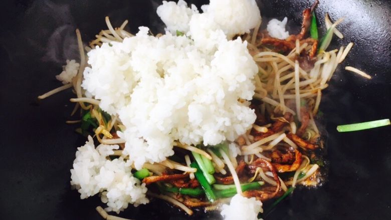 #炒饭秀# 兰白线肉丝炒饭,放入米饭。