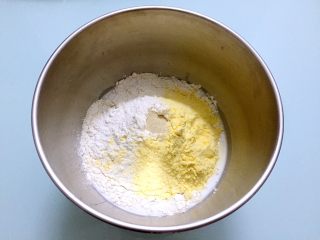玉米面包,把主材料除了黄油外，都放入和面桶，顺序为牛奶、鸡蛋、糖和盐，对角放，然后放面粉，酵母放最上面